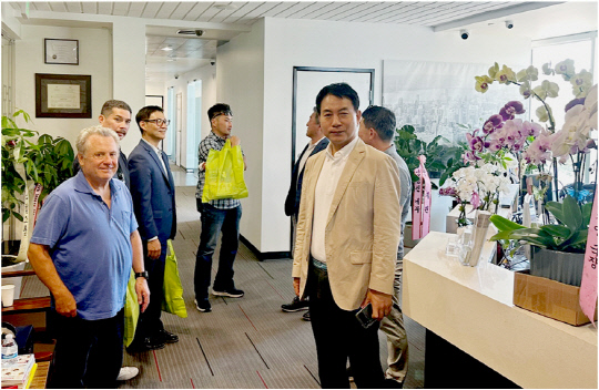 이상돈(오른쪽) 토마토시스템 대표와 미국 보험사 챔피언헬스플랜의 제프 데이비스 CEO가 SUCC 개소식에서 포즈를 취하고 있다. 토마토시스템 제공